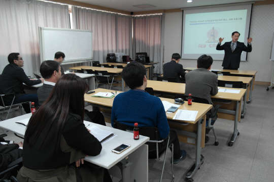 17일 산단공 대경지역본부에서 열린 '지원기업 총괄책임자 세미나'에서 구미기업성장지원센터 김사홍 센터장이 '영업 실행전략수립 방법론'을 발표하고 있다. 구미기업성장지원센터 제공